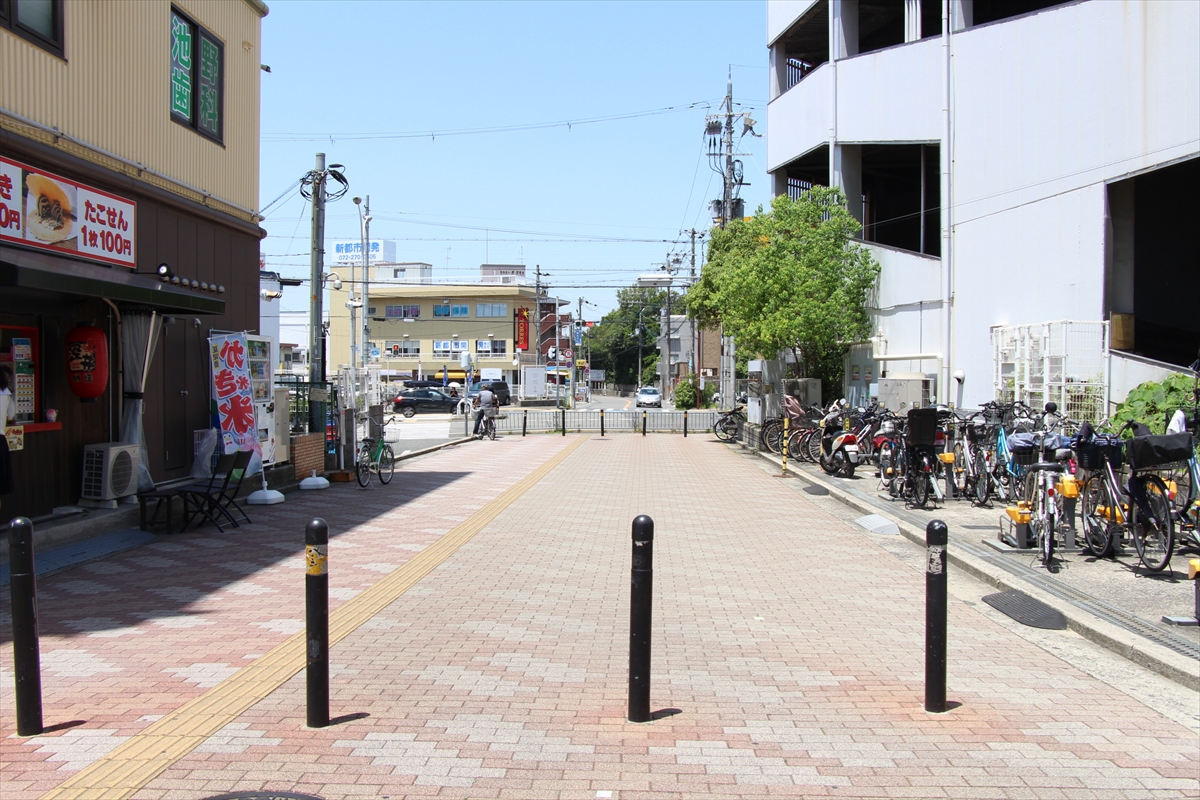 立体駐車上左横にある路地を進みます。